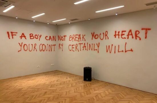 Semir Mustafa Ako ti momak ne slomi srce, tvoja zemlja sigurno hoće. 2021 grafit na zidu, performans galerija Botanička bašta, Centar savremene umjetnosti Crne Gore ©Institut za savremenu umjetnost